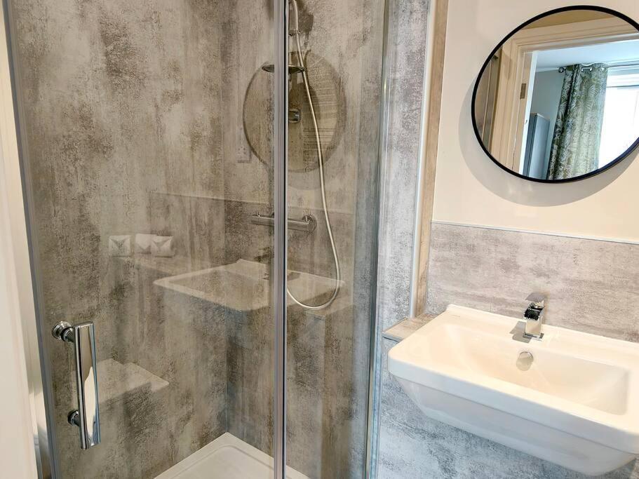 Carvetii - Anne House Room 2 - Dbl Bed First Floor En-Suite 칼라일 외부 사진